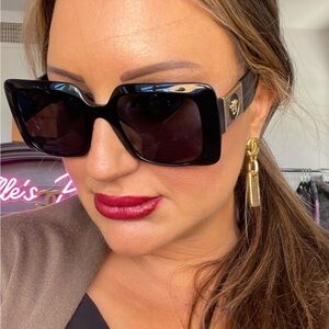 BRAND NEW VERSACE SUNGLASSES 😎 WITH ORIGINAL BOX 📦 AND CASE